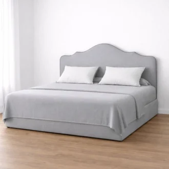 A Cama Fiore Classic inclui colchão e estrado fixo, oferecendo uma solução completa e pronta a utilizar desde o primeiro momento. Esta combinação assegura um suporte adequado, promovendo uma postura correta e um elevado nível de conforto durante o descanso.