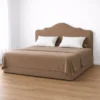 A Cama Fiore Classic inclui colchão e estrado fixo, oferecendo uma solução completa e pronta a utilizar desde o primeiro momento. Esta combinação assegura um suporte adequado, promovendo uma postura correta e um elevado nível de conforto durante o descanso.